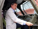 Ministr obrany Martin Stropnick v novm voze Tatra 815 8x8