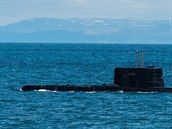 Vrtulník Sea King kanadského námonictva nad norskou ponorkou Uredd bhem...
