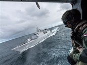 Nizozemská fregata HNLMS Evertsen během protiponorkového cvičení NATO u Islandu