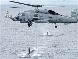 Vrtulnk Seahawk americkho nmonictva nad americkou ponorkou USS Toledo a...