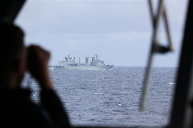 (ilustrační snímek) Čínská podpůrná loď Luomaho v Severním moři.
