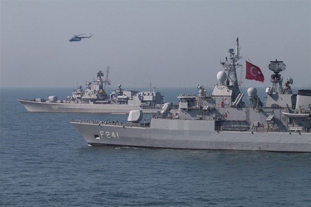 Ukrajinská vlajková loď Hetman Sahaydachniy (U130) a turecká fregata TCG...