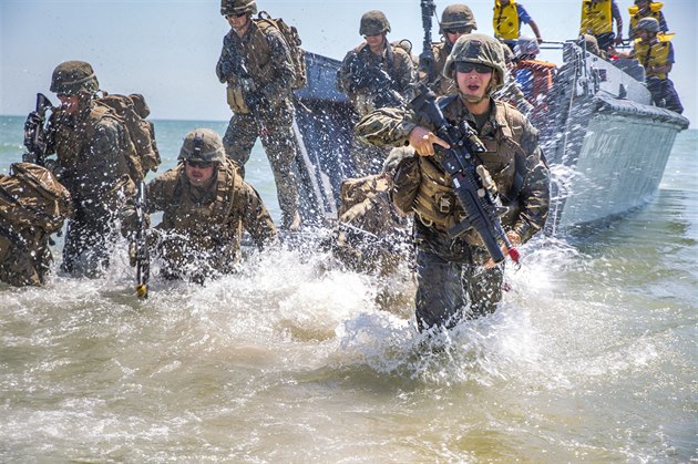 Americká námořní pěchota vystupuje na ukrajinské pobřeží z výsadkových člunů...