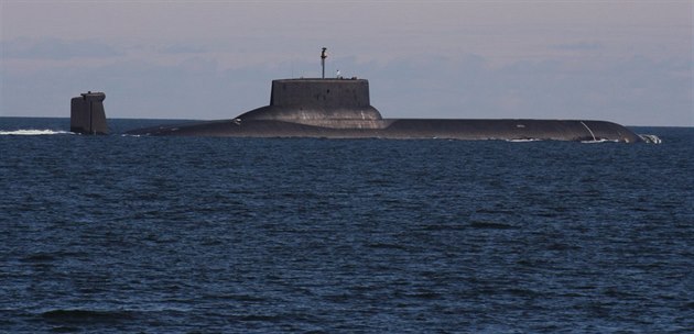 Ruská jaderná ponorka Dmitrij Donský ve Finském zálivu