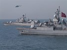 Ukrajinsk vlajkov lo Hetman Sahaydachniy (U130) a tureck fregata TCG...