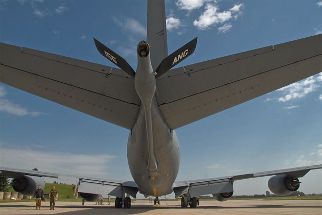 Americký tanker KC-135 na pardubickém letiti. Na zádi je vysouvací rameno pro...