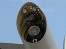 Detail čerpacího ramena amerického tankeru KC-135. Právě tímhle se vysoko na...