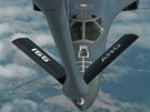 Americký bombardér B-1B Lancer se přibližuje pro natankování za letu z tankeru...