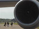 Padla. Posádka amerického tankeru KC-135 na pardubickém letišti odchází po misi...