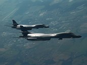 Americké strategické bombardéry B-1B Lancer nad Českem po dotankování paliva za...
