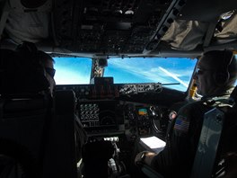 V kabin. V kokpitu americkho tankeru KC-135