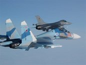 Belgická stíhačka F-16 doprovází nad Baltem nekomunikující ruský přepadový...