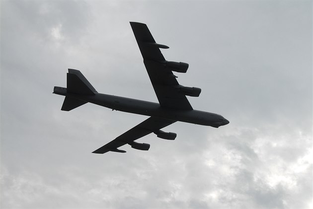 Americký bombardér B-52H Stratofortress na mošnovským letištěm