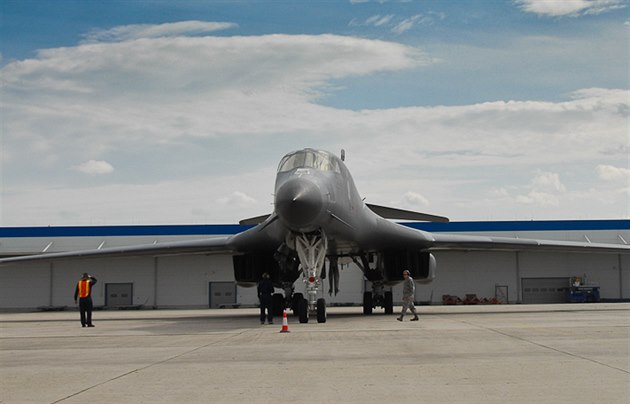 Americký bombardér B-1B Lancer na monovském letiti