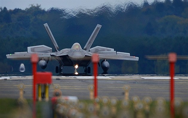 Americké stroje F-22 Raptor na základně Lakenheath v Británii