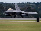 Americk stroje F-22 Raptor na zkladn Lakenheath v Britnii