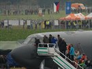 Americký bombardér B-52 v obležení návštěvníků Dnů NATO v Ostravě