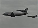 Zahajovací průlet Dnů NATO v Ostravě. Airbus A-319 v doprovodu dvojice JAS-39...