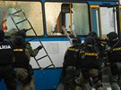 Společný zásah slovenské a české policie při osvobození rukojmí z autobusu