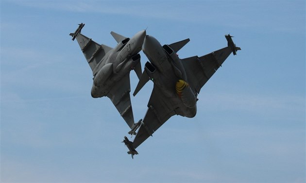 Prlet dvojice hotovostních gripen bhem focení áslavské základny