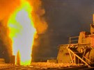 Americk torpdoborec USS Donald Cook (DDG 75) odpaluje antiraketu SM-3 bhem...