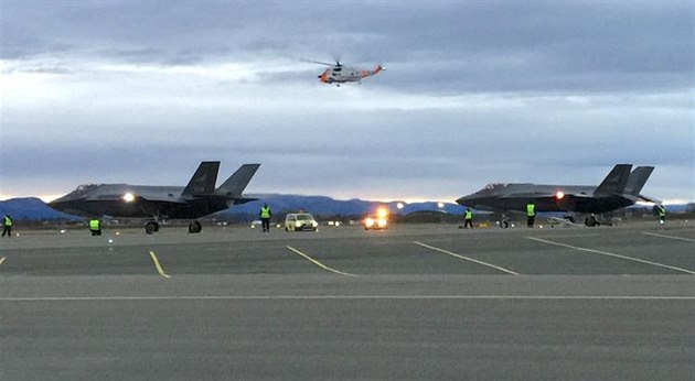 Trojice nových letounů F-35 norských vzdušných sil po přistání na základně...