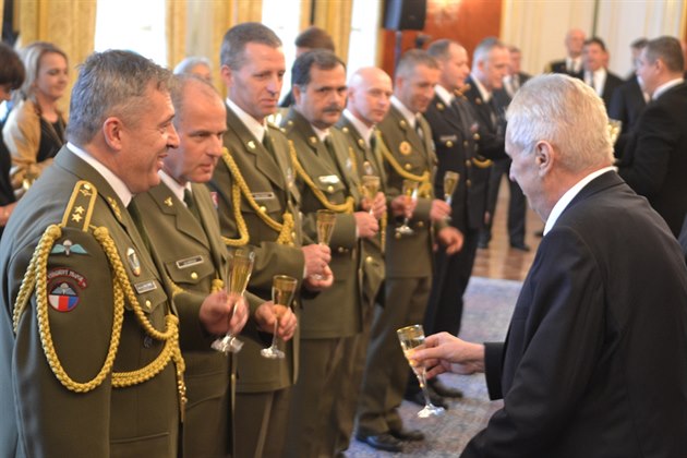 Prezident Milo Zeman povýil generály na Praském hrad