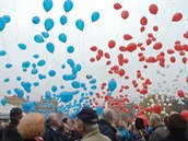 Vypuštění balónků v barvách trikolory u příležitosti nedožitých stých narozeniny válečného veterána generála Zdeňka Škarvady na hlavní třídě v Porubě