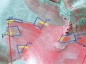 Satelitní snímek se zaznačenými makovými poli
