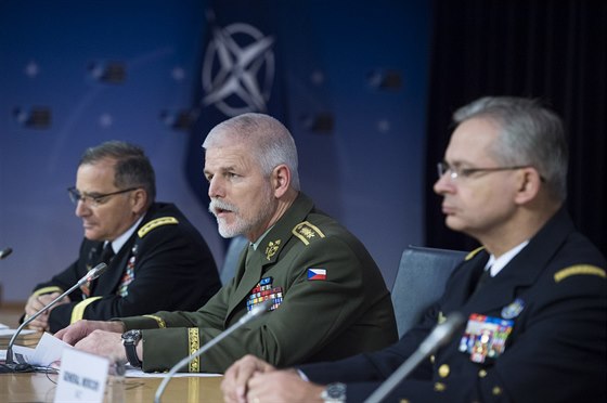 Pedseda Vojenskho vboru NATO Petr Pavel (uprosted), vrchn velitel...