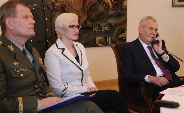 Prezident Milo Zeman s ministryní obrany Karlou lechtovou a náelníkem...
