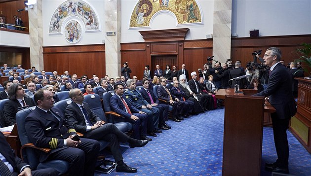 Generální tajemník NATO Jens Stoltenberg hovoí v makedonském parlamentu