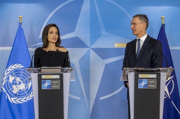 Zvlátní vyslankyn OSN Angelina Jolie pi návtv sídla NATO v Bruselu.