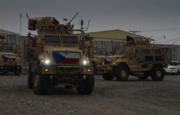 Vozidla MRAP, které pouívají etí vojáci v Afghánistánu k hlídkování v okolí...