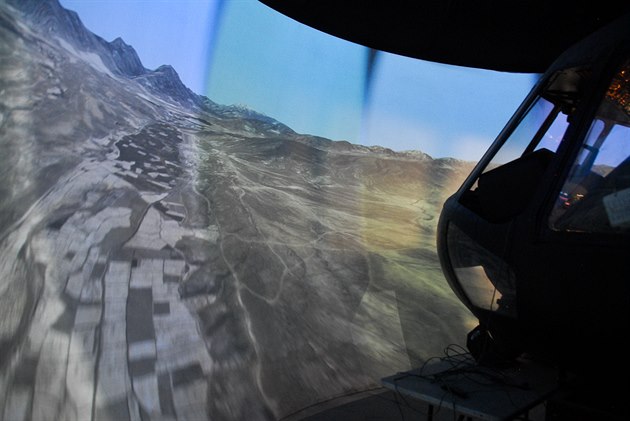 Vrtulníkový simulátor na kábulském letiti, který vyuívají etí specialisté k...