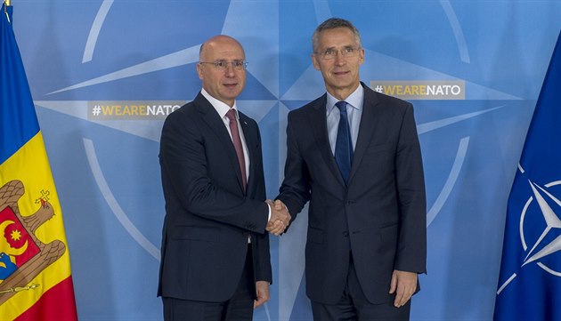 Moldavský premiér Pavel Filip pi návtv sídla NATO s generálním tajemníkem...
