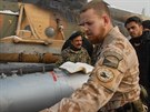 Čeští specialisté na kábulském letišti cvičí a radí afghánským letcům a...