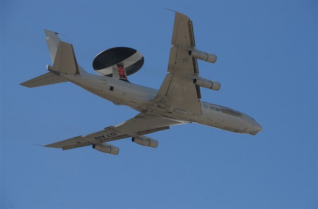 Letoun vasné výstrahy AWACS nad áslavskou základnou