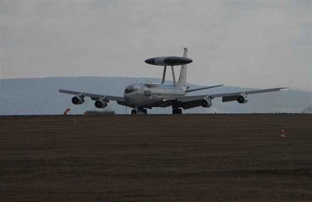 Letoun Boeing E-3A Sentry alianního systému vasné výstrahy AWACS na dráze...