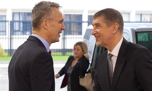 éf NATO Jens Stoltenberg s eským premiérem v demisi Andrejem Babiem v Bruselu