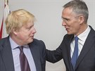 Britsk ministr zahrani Boris Johnson a f NATO Jens Stoltenberg