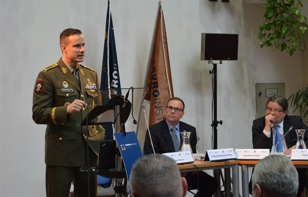 Debata USA a veřejná bezpečnost s bývalým velitelem U.S. Army Europe gen....