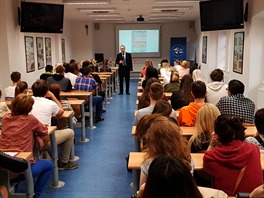 Studenti prask Obchodn akademie Hovorovick na pednce s debatou v IC...