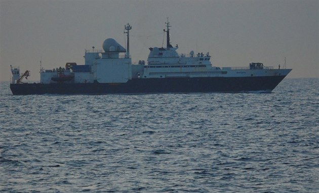 Ruská „špionážní“ loď Jantar proplula kanálem La Manche