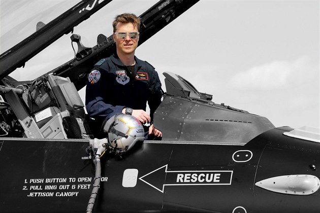 Pedvádcí pilot belgického letectva Stefan "Vador" Darte