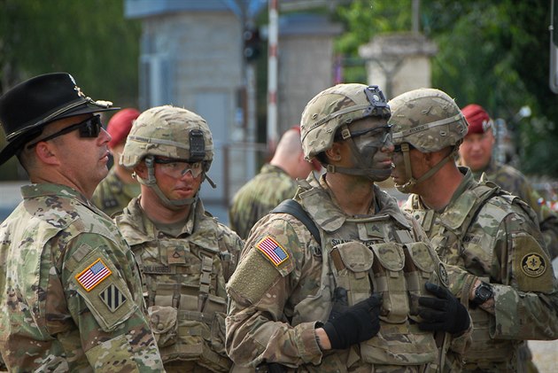 Američtí vojáci během zastávky konvoje ve Staré Boleslavi