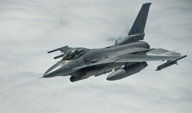 Tankování amerických letounů F-16 texaské Národní gardy za letu během cvičení...
