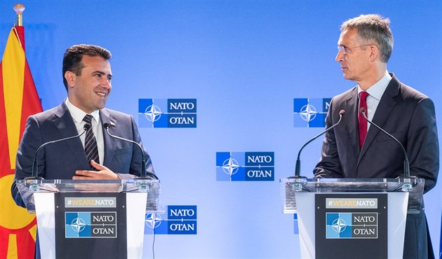 Makedonský premiér Zoran Zaev s generálním tajemníkem NATO Jensem Stoltenbergem