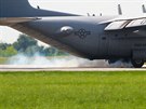 Americk stroje C-130 Hercules na slavsk zkladn jako podprn letouny pro...