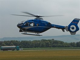 Policejn vrtulnk EC 135 s instalovanm specilnm leteckm gama spektrometrem...